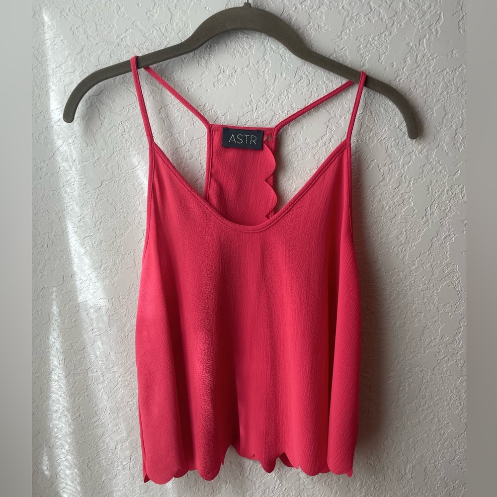 ASTR Scalloped-Edge and Open-Back Crop Top in Vibrant Pink - XS
